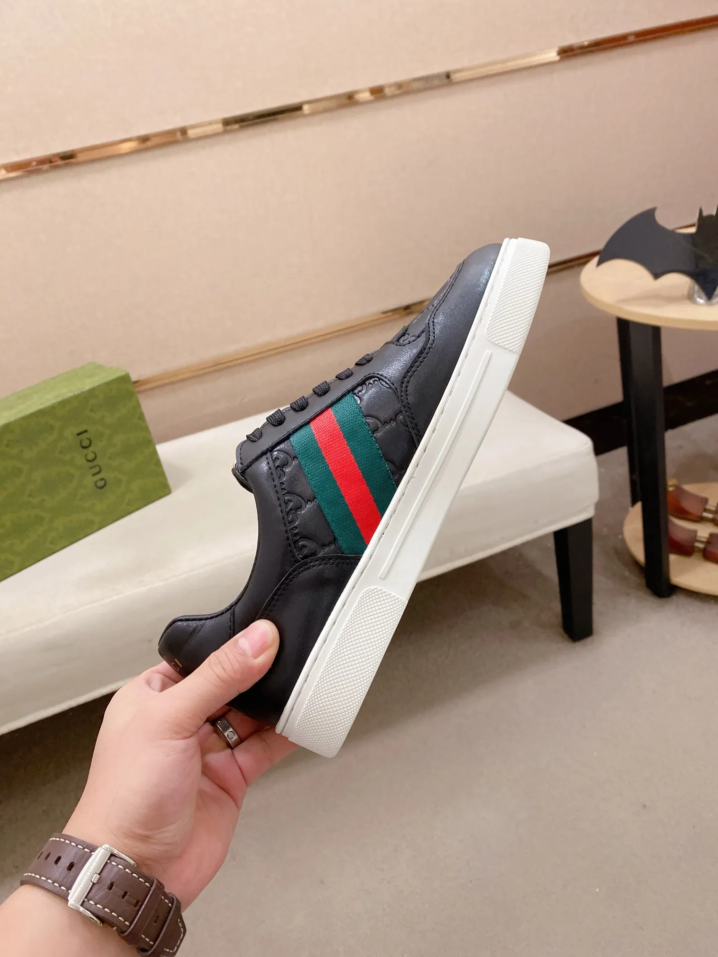 Men's shoes💰 440💰The new GUCCI (Gucci) counters are launched simultaneously. The new men's shoes, 😘fabrics are selected from imported cowhide, and the lining is sheepskin lining. 👍🏿 High-end ☄️ air-cushion molded anti-slip rubber outsole, exquisite lines, simple and elegant, comfortable and high-end for leisure travel. Code number: 38 to 44 (45 can be customized and cannot be returned or exchanged)